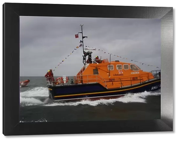 Appledore Tamar class lifeboat Mollie Hunt arriving on station