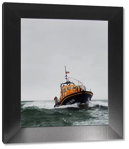 Appledore Tamar class lifeboat Mollie Hunt arriving at Appledore