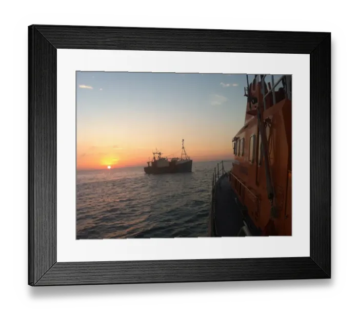 Framed Print : Falmouth lifeboat escorts the dismasted Polish tall ship, the Fryderyk Chopin