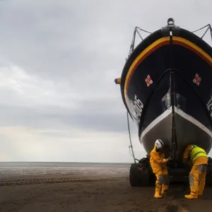 Recovery of the Hoylake Mersey class lifeboat Lady of Hilbre 12-005 by tractor and shore crew